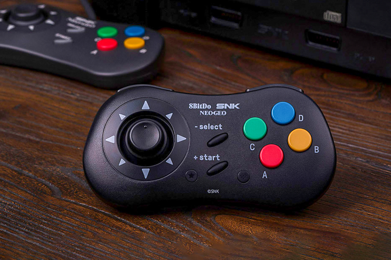 #8BitDo recreates NEO GEO CD controller in wireless version + emulates click-style joystick to perfection!