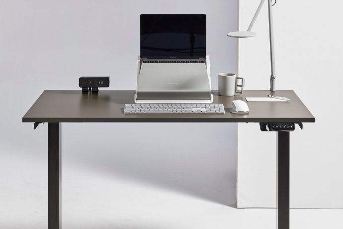 Height-adjustable desk with anti-collison sensors is the perfect sit/stand desk for your home office