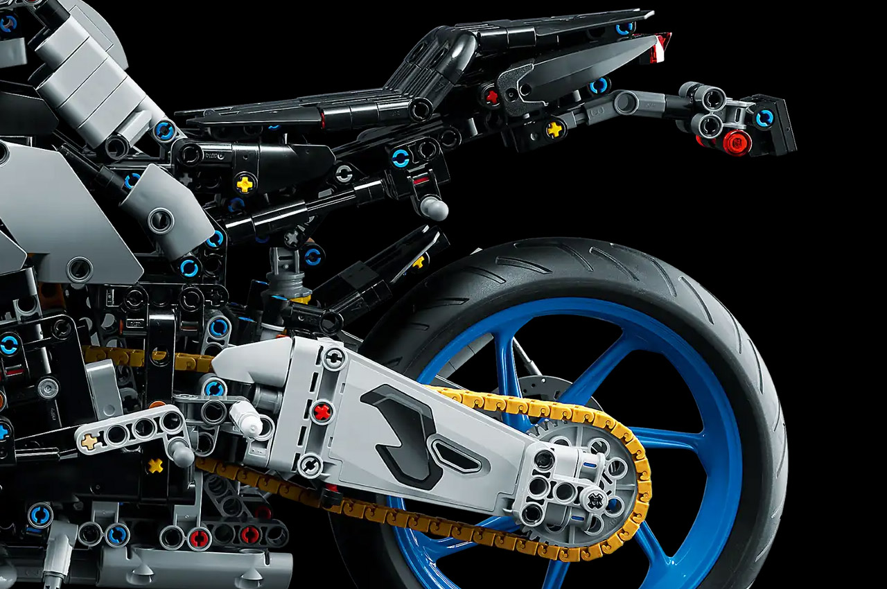 LEGO Yamaha MT-10 SP is a mechanical marvel with functional