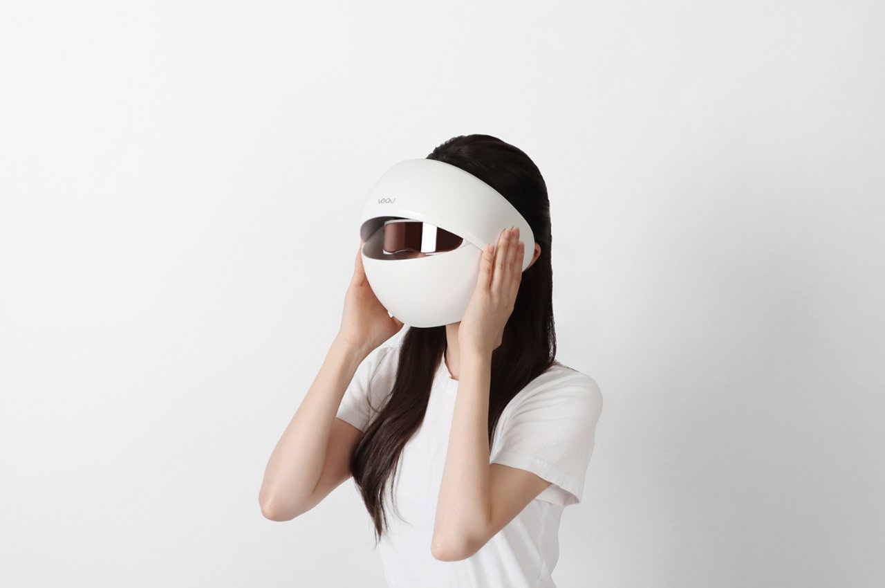 #Light-therapy Face Mask Evolves Your Skincare Regime With The World Of Futuristic Beauty