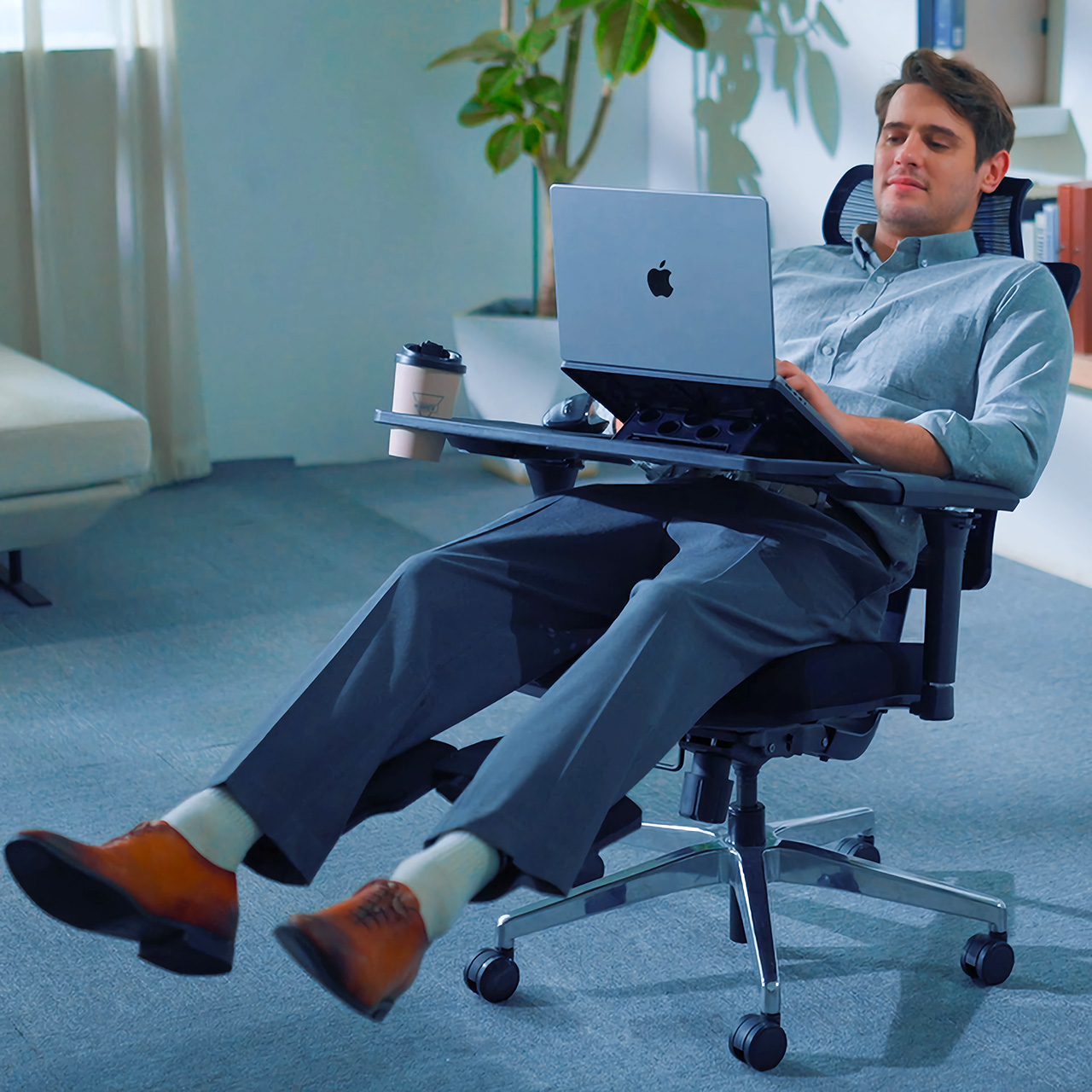 https://www.yankodesign.com/images/design_news/2023/07/this-brilliant-ergonomic-office-chair-brings-comfort-and-support-no-matter-how-you-sit/Ultra_Adaptive_Support_Home_Office_Chair_08.jpg