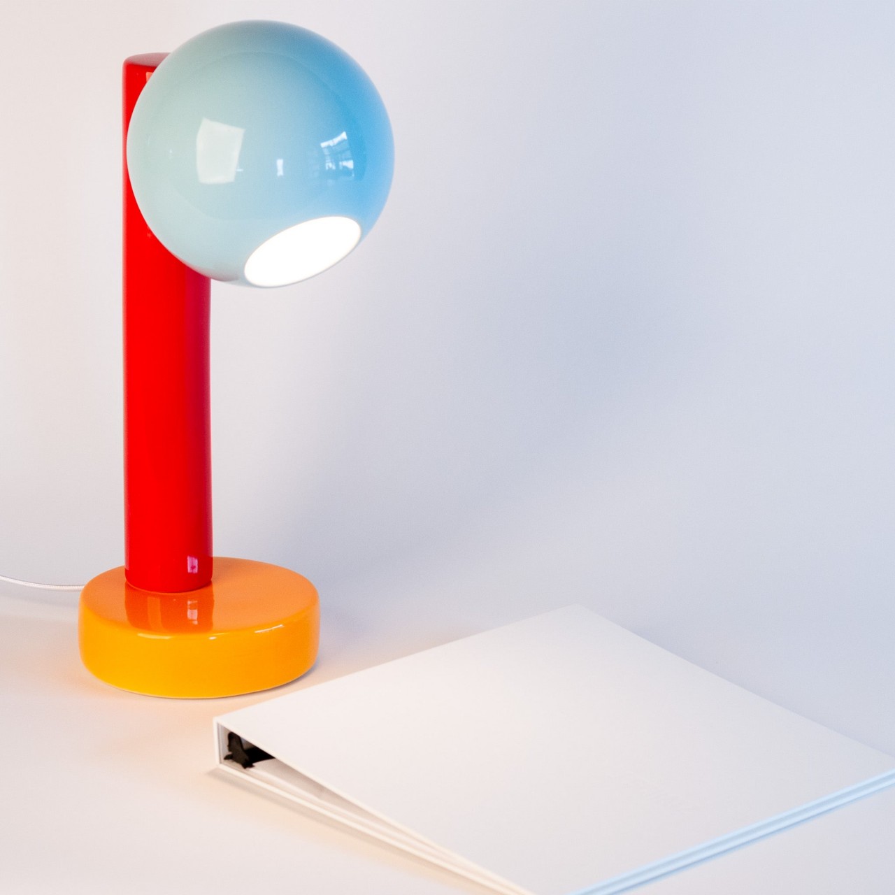 https://www.yankodesign.com/images/design_news/2023/07/this-stoneware-lamp-exudes-an-artistic-yet-playful-character-that-livens-up-any-desk/spot-on-desk-lamp-5.jpg