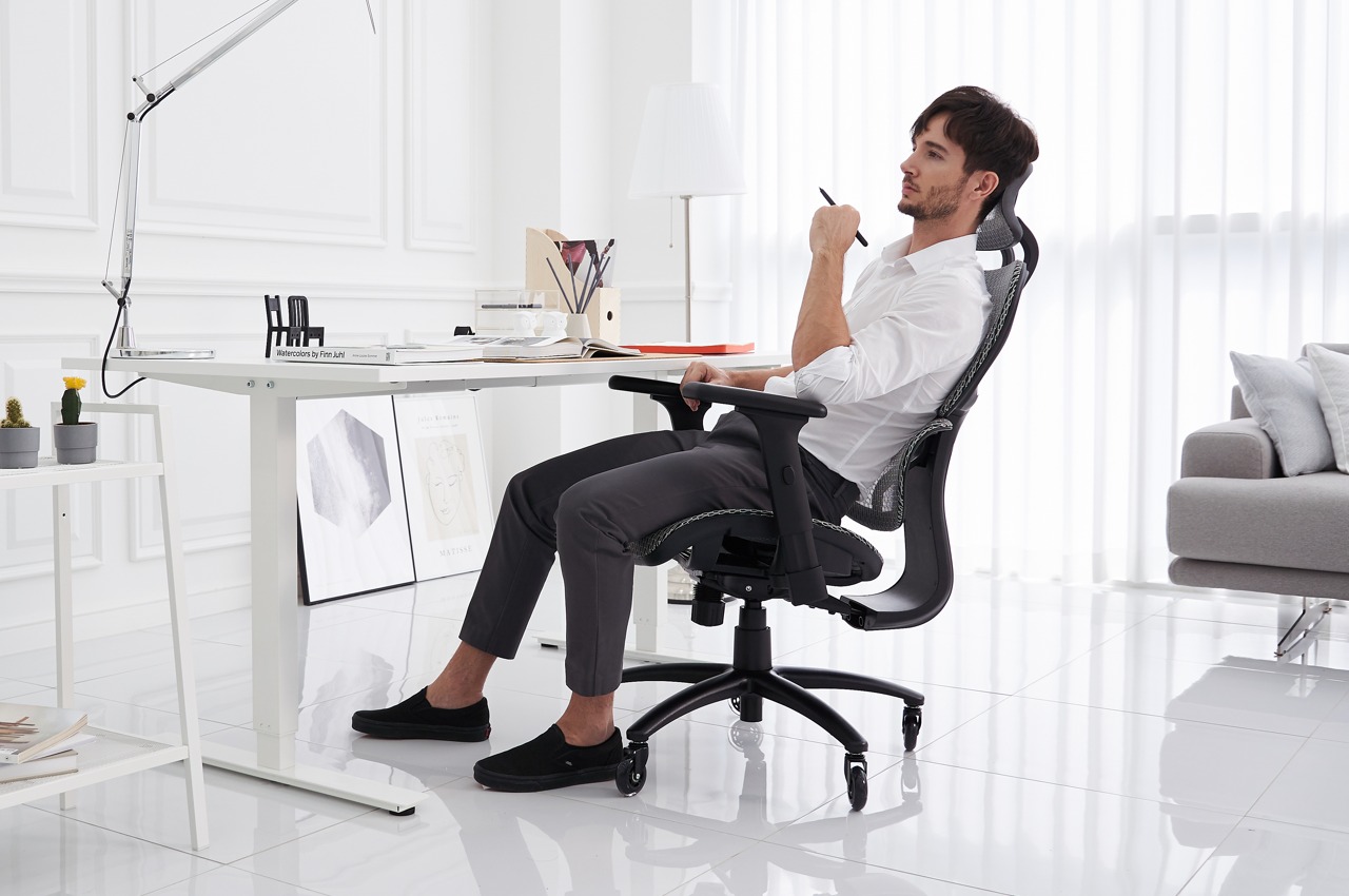 #This Sleek Ergonomic Office Chair Instantly Makes You Look Like A Fortune 500 CEO