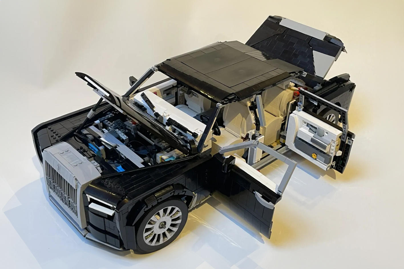 #Insanely Detailed LEGO Rolls-Royce Phantom Showcases Detailed Interiors And Tamper-Proof Spirit Of Ecstasy Statue