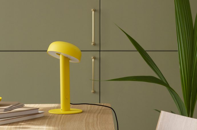 Minimalist Primary Colored Lamp With A Rotatable Head Adds a Playful Touch To Your Workdesk
