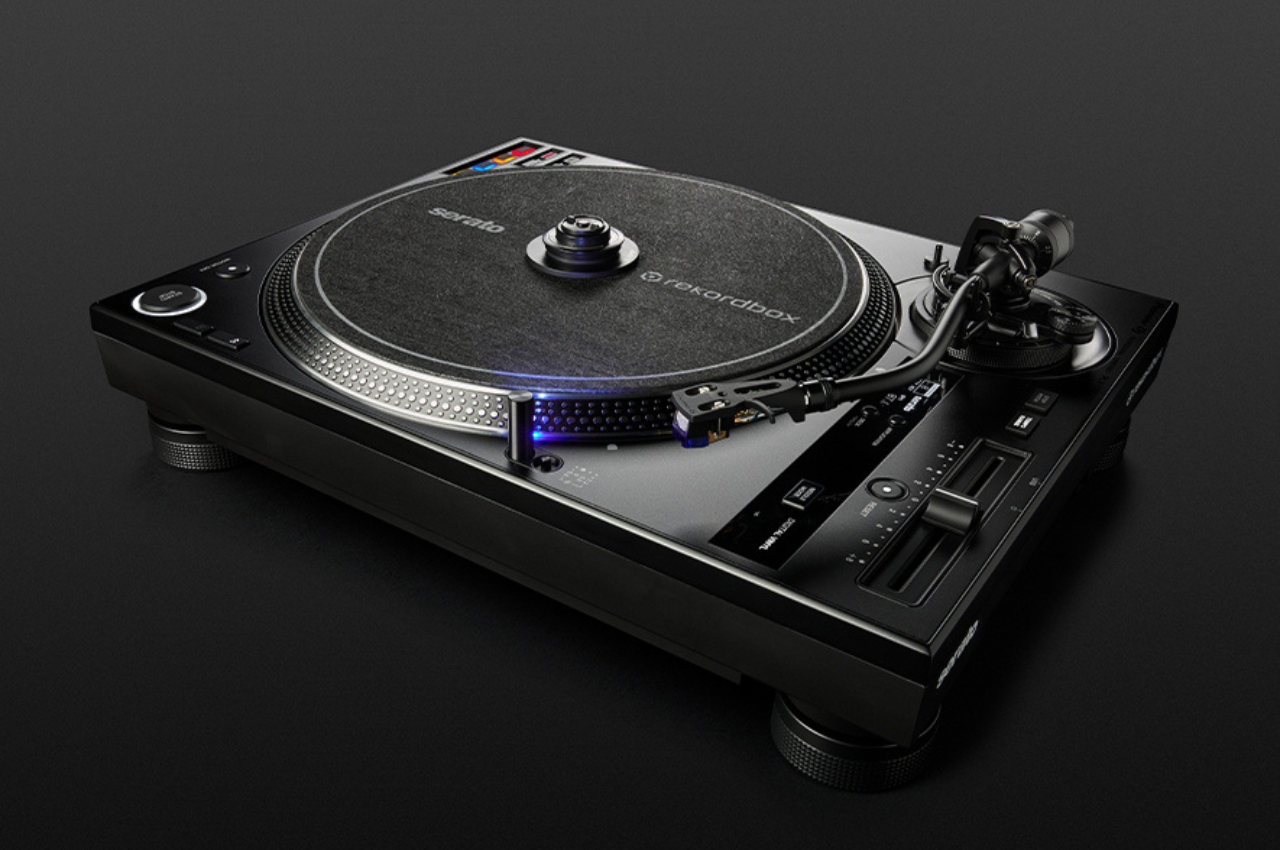 This digital – analog hybrid turntable brings the retro gadget to the modern age