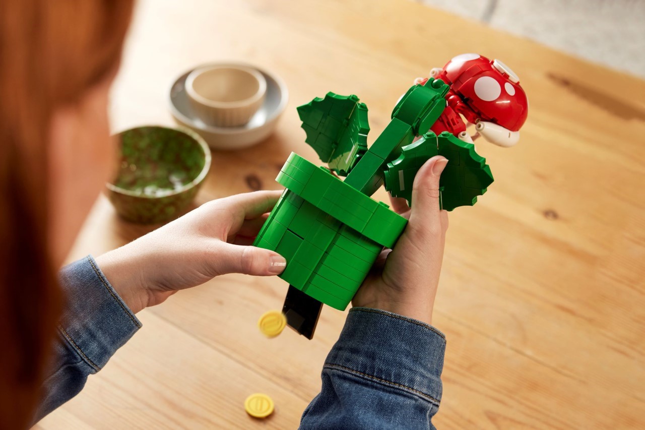 Lego ‘Piranha Plant’ from Super Mario back