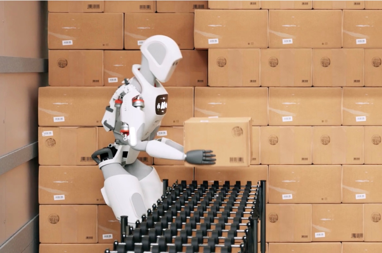 #This NASA-backed humanoid robot may be your new best friend that will help you lift boxes