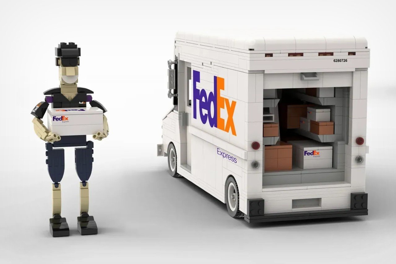 #LEGO Tributes 50 Years of FedEx with this adorable brick-based Truck and Deliveryman