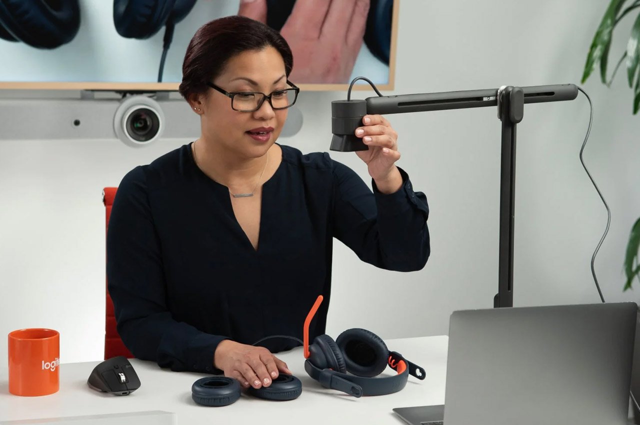 #Logitech’s table-lamp-style articulating camera stretches its arm to meet every vlogger’s need