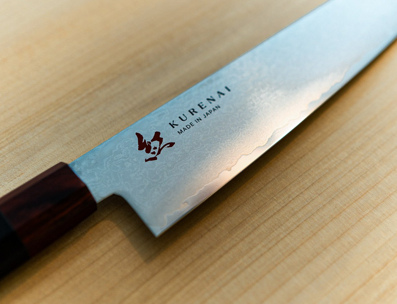 https://www.yankodesign.com/images/design_news/2023/09/this-gorgeous-kitchen-knife-makes-you-feel-like-a-skilled-samurai-in-the-kitchen/this_kitchen_knife_makes_you_feel_like_a_skilled_samurai_5.jpg