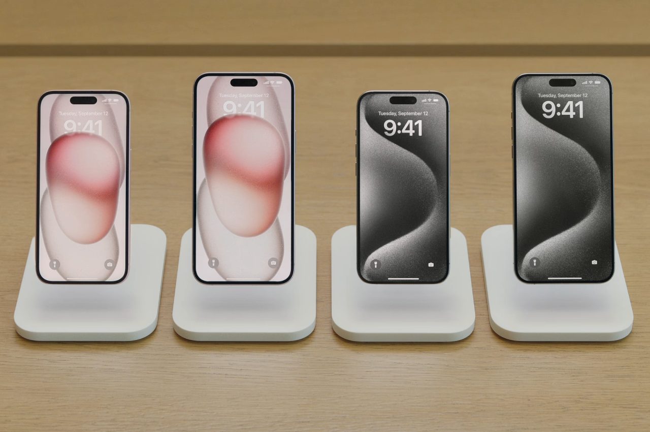Custodia Rigida Hello Kitty Per IPhone 15 Pro - Effetto Oro Rosa Con Tecnologia IML