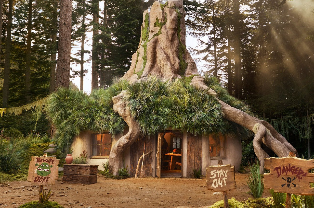 #The Shrek’s Swamp Is a Rustic Mud-Covered Holiday Hut By Airbnb For The Shrek Fans