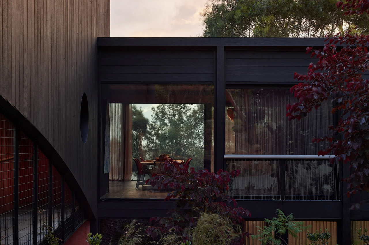 #Clad In Charred Timber, This L-Shaped Coastal Home Is A Cozy Holiday Retreat