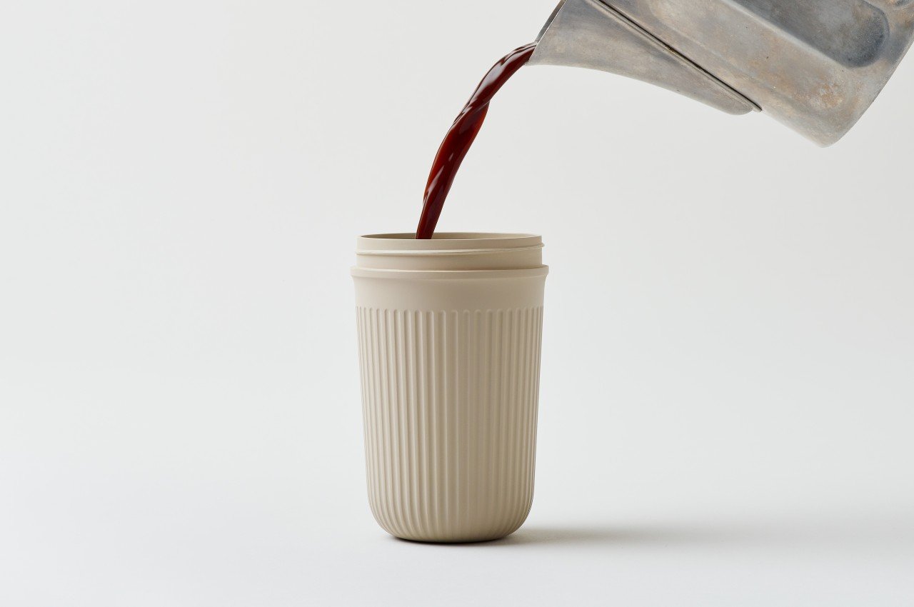 https://www.yankodesign.com/images/design_news/2023/10/this-sustainable-coffee-cup-can-help-your-plants-grow-at-the-end-of-its-own-life/earthmade-aromacup-3.jpg