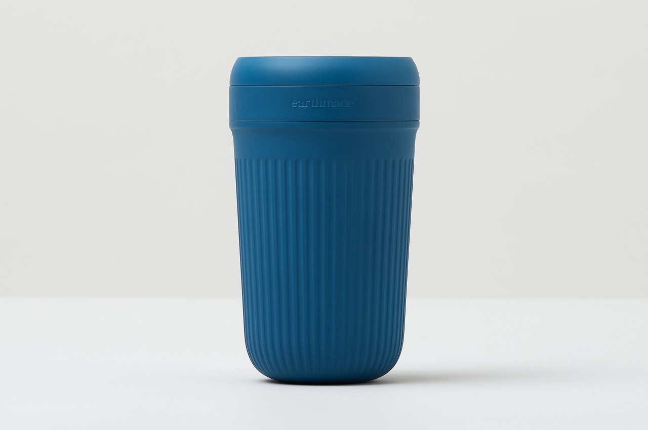 https://www.yankodesign.com/images/design_news/2023/10/this-sustainable-coffee-cup-can-help-your-plants-grow-at-the-end-of-its-own-life/earthmade-aromacup-7.jpg
