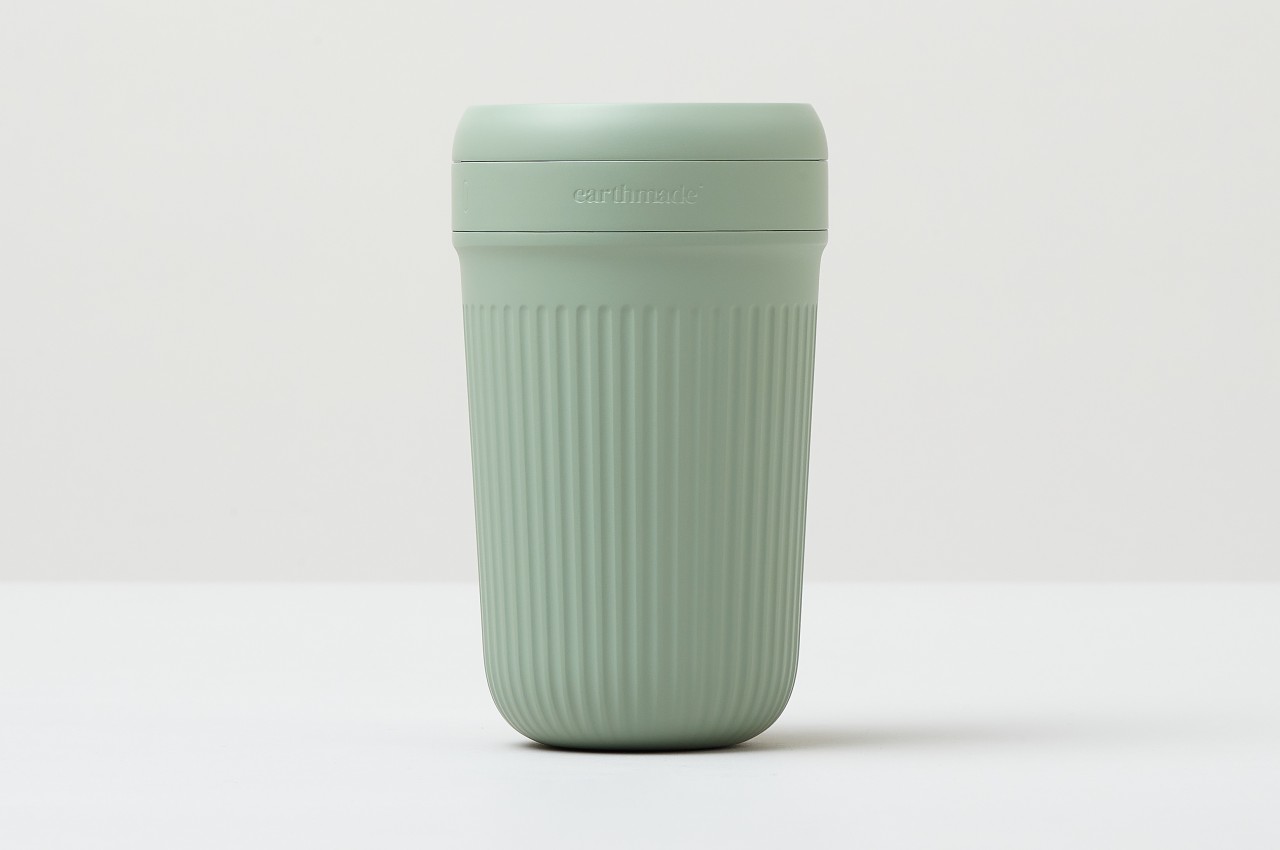 https://www.yankodesign.com/images/design_news/2023/10/this-sustainable-coffee-cup-can-help-your-plants-grow-at-the-end-of-its-own-life/earthmade-aromacup-9.jpg