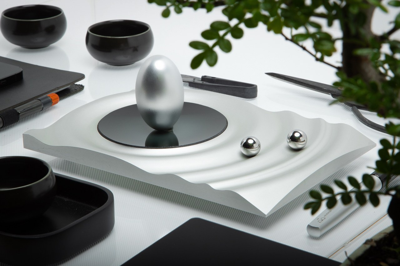 #This Tabletop Spinner puts the Meditative Power of a Japanese Zen Garden on your Desk