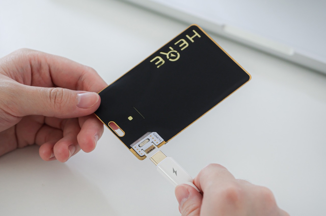 #The AirTag Gets Tough Competition from This Razor Slim Credit-Card-Sized Tracker with Apple Find My