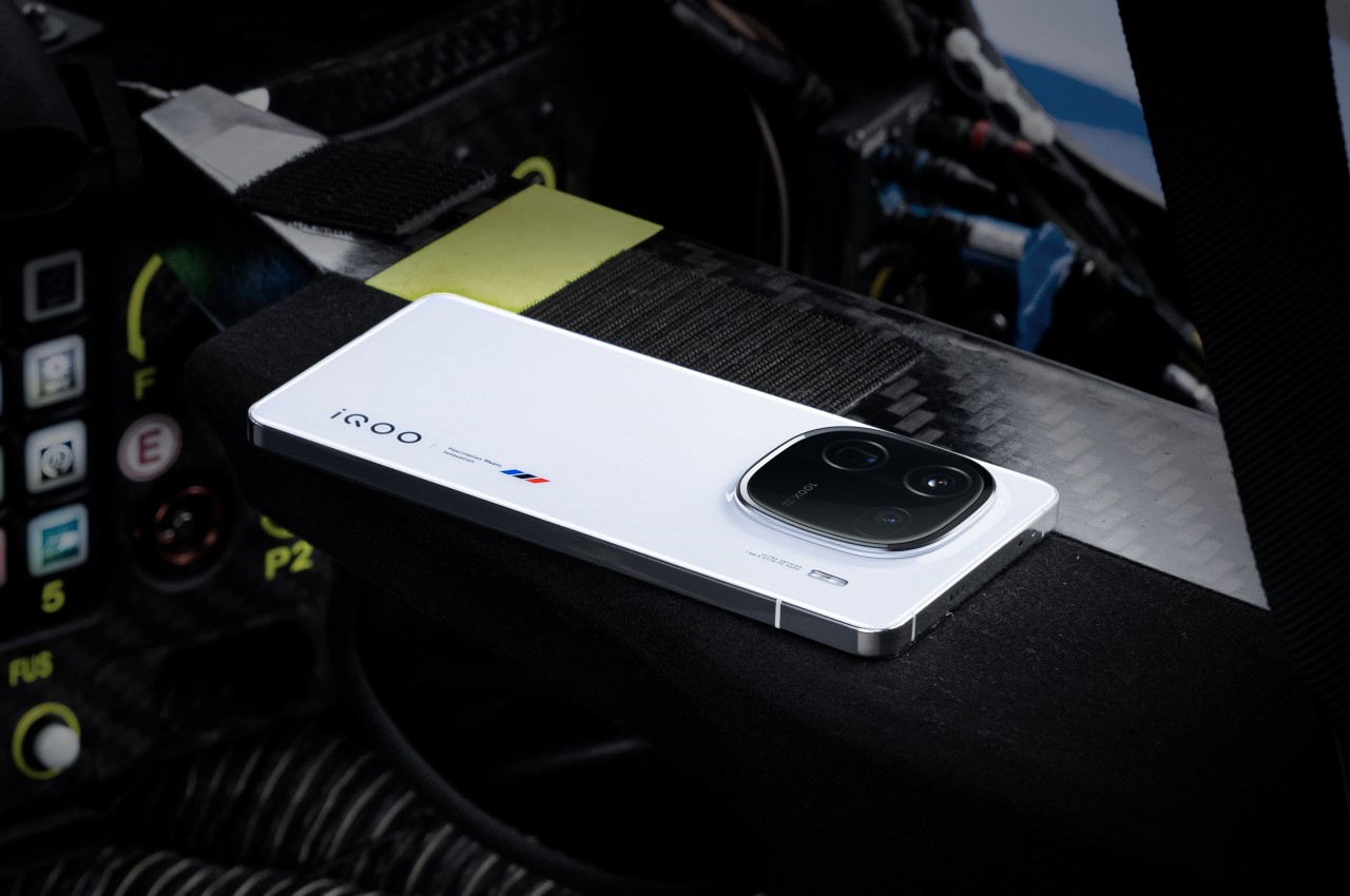 #iQOO 12 Legend Edition design brings the BMW M Motorsport racing spirit to smartphones