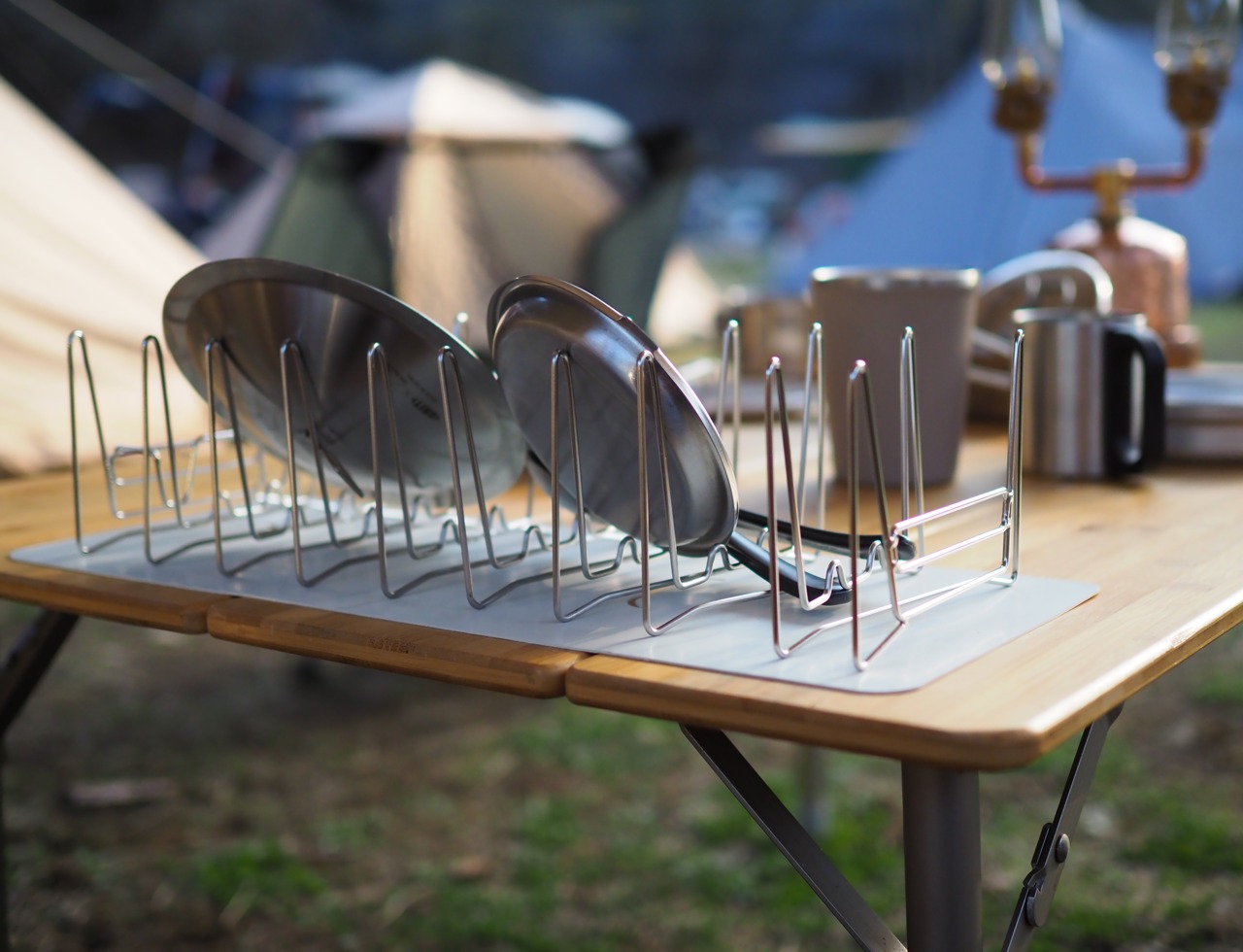 This portable dish rack can collapse down to 1.2 inches in just a second