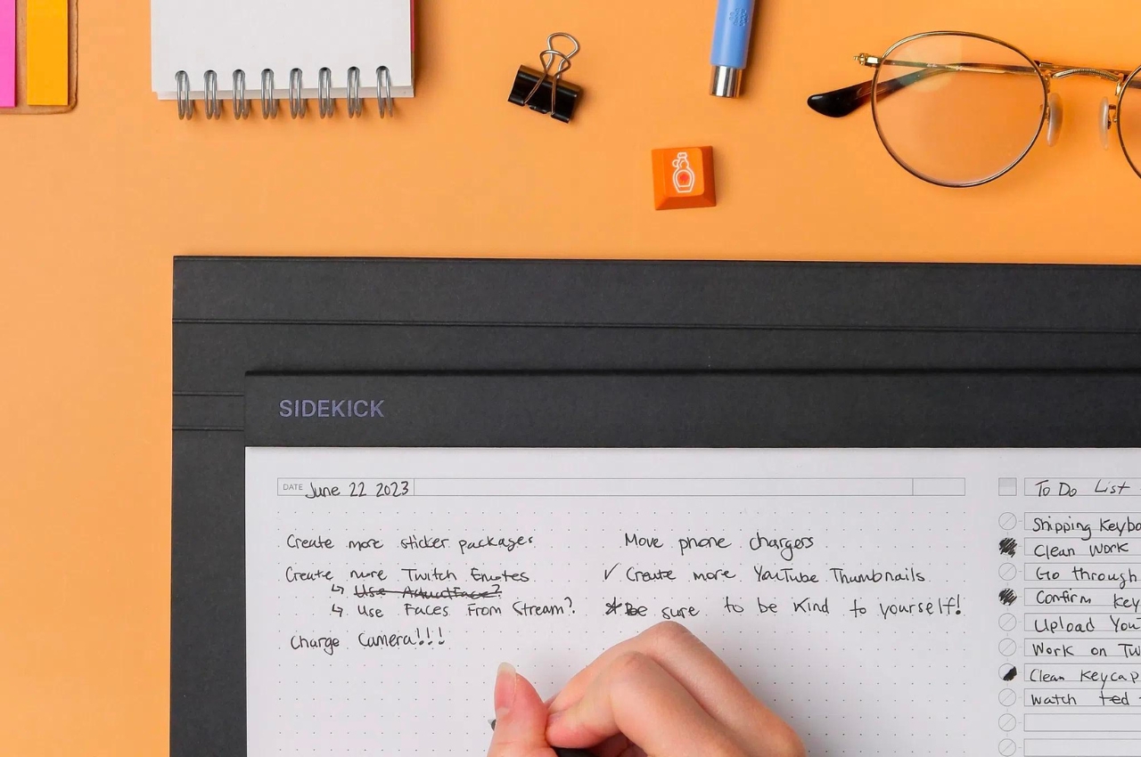 https://www.yankodesign.com/images/design_news/2023/12/sidekick-notepad-is-a-simple-writing-tool-for-the-digital-analog-hybrid-workers/1.jpg