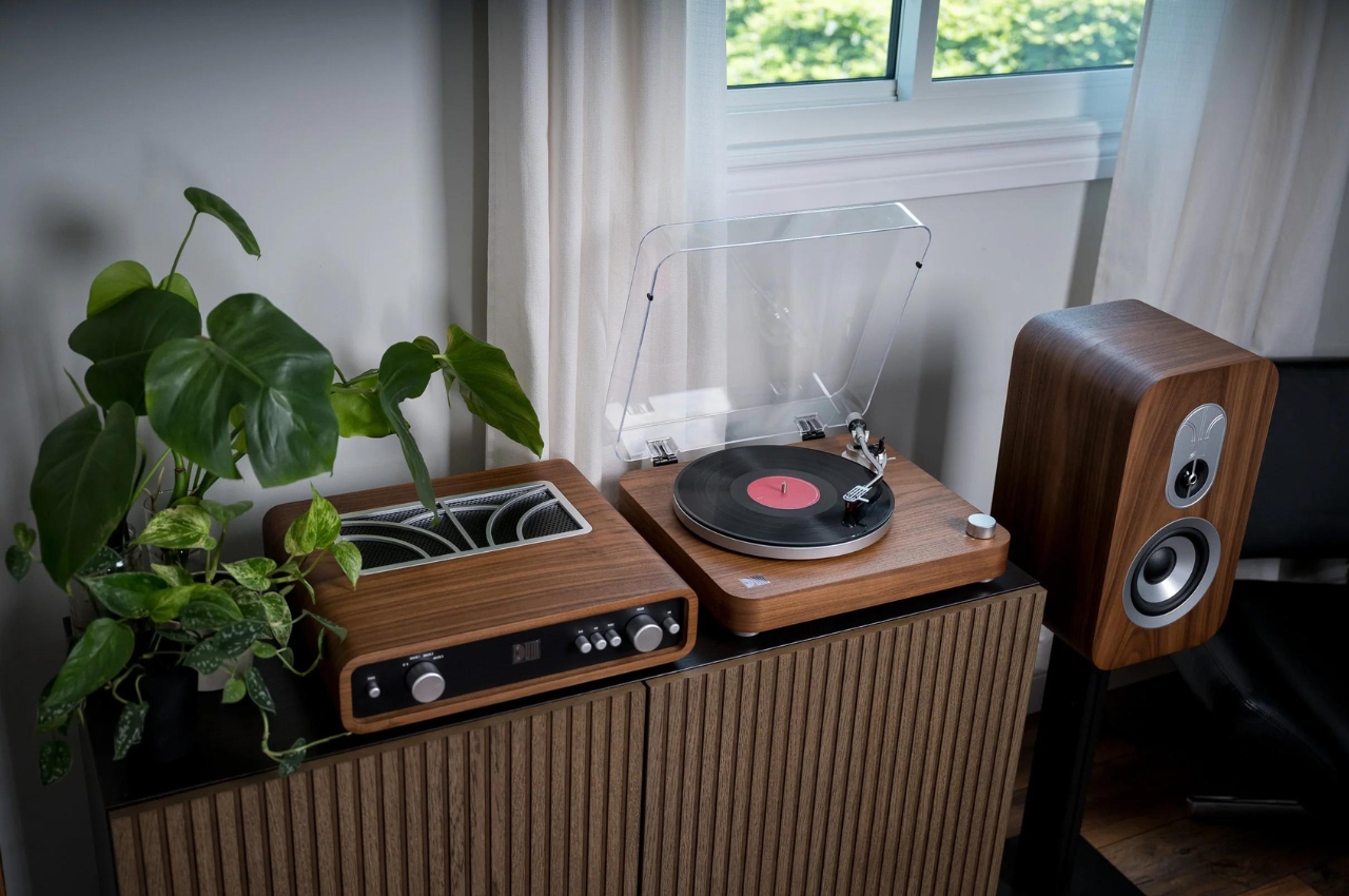 Vinyl music system lets you have an aesthetic listening party