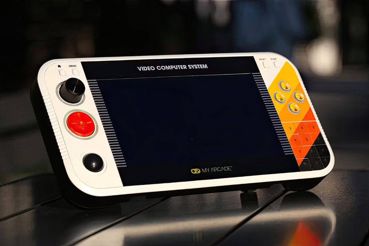 Atari is entering the handheld gaming space with this gorgeous console that packs 200 iconic games