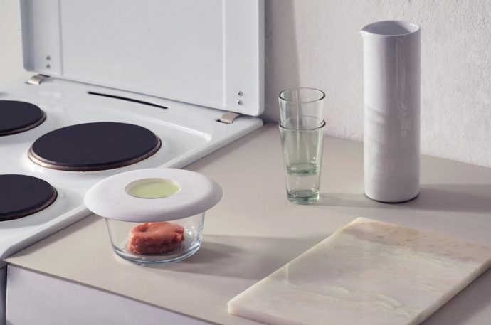 This Biochemical Food Lid changes color to tell you when your refrigerated food is about to go bad