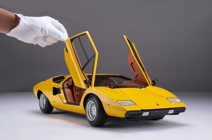 Lamborghini Countach LP400 replica flaunts intricate scissor doors and rear-view periscope mirror