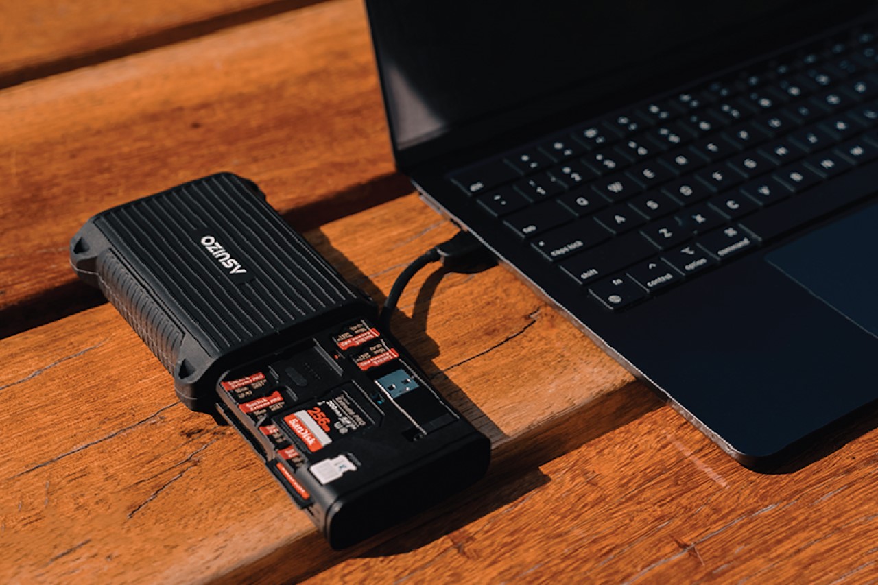 #This Card Reader On Steroids Can Store and Read up to 16 Memory Cards at 300Mb/s Speeds