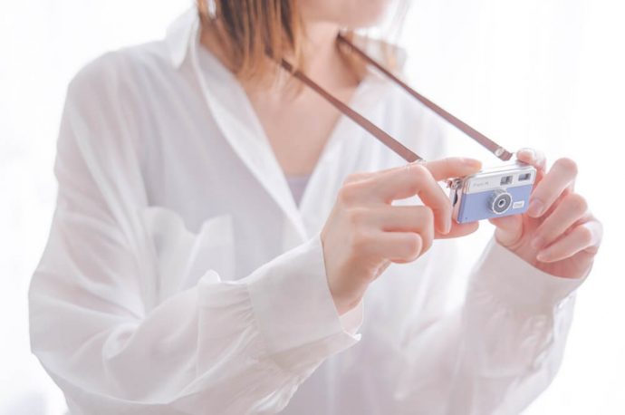Miniature digital camera lets you add filters to your media