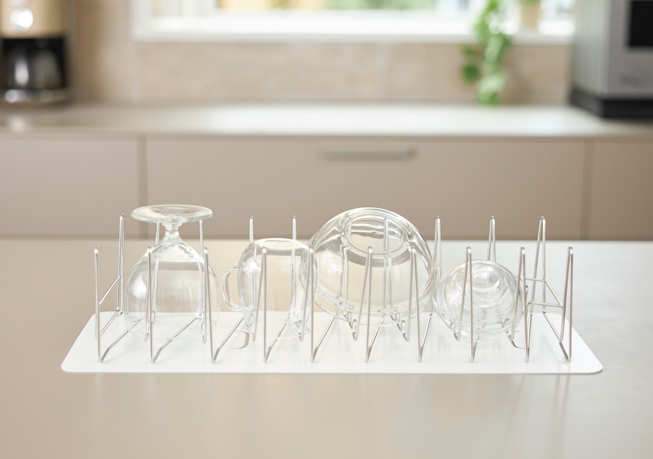 This portable dish rack can collapse down to 1.2 inches in just a second