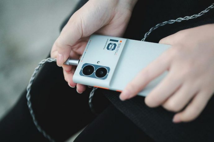 Headphone jacks on smartphones are making a comeback for your listening pleasure