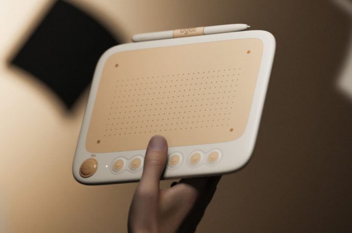 Mobile drawing tablet looks like a toy but is actually well-designed
