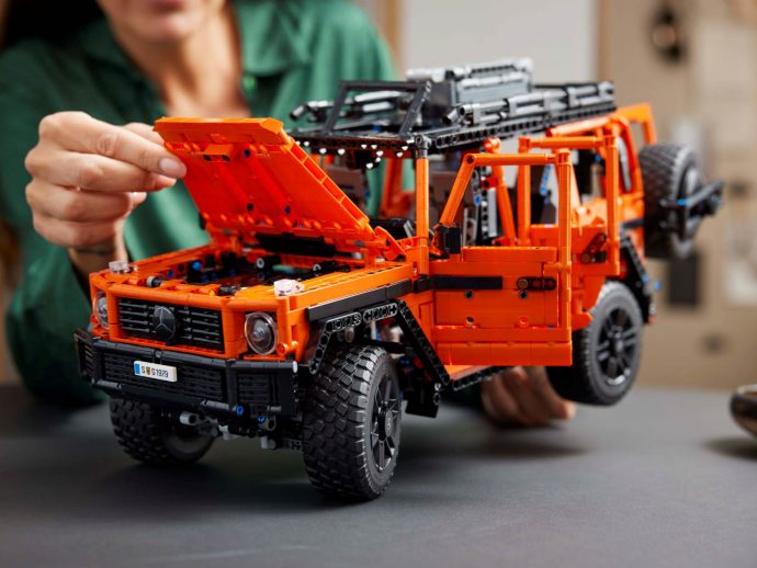 LEGO Technic recreates working Mercedes-Benz G500 to the minutest of details