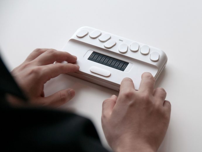 Braille learning device uses minimalist design to facilitate seamless learning