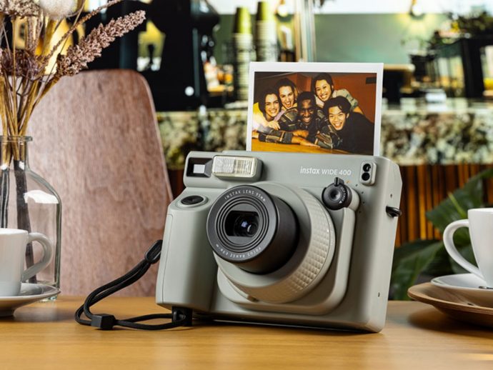 INSTAX WIDE 400 instant camera leaves more space for your friends