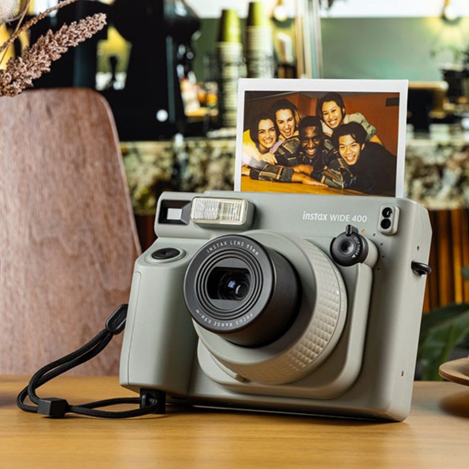 INSTAX WIDE 400 instant camera leaves more space for your friends