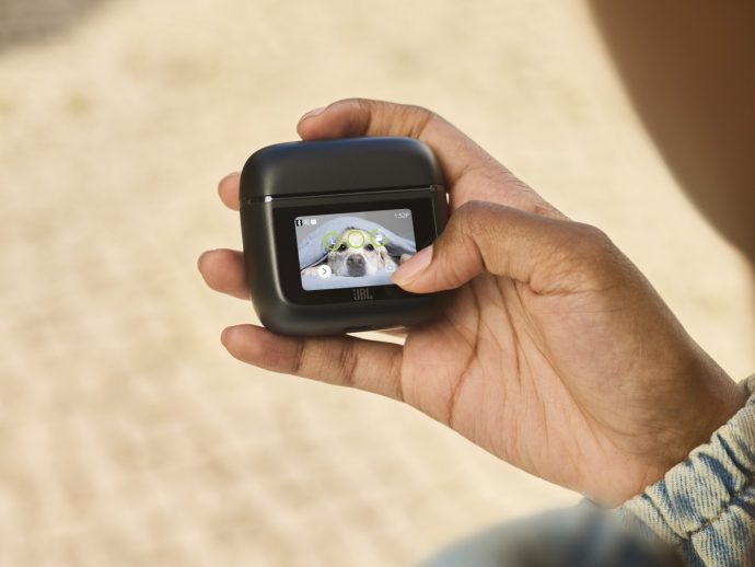 JBL Tour PRO 3’s futuristic charging case can perform feats no other case can