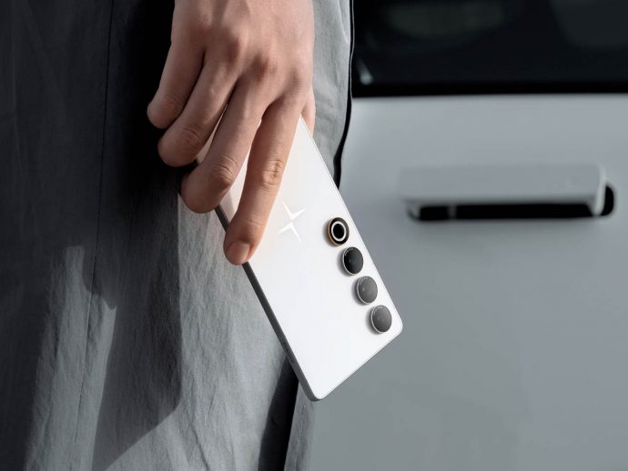 A minimalistic matching phone for your Polestar 2