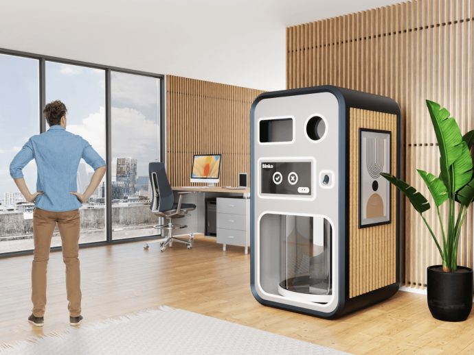 AI-powered machine concept helps you sort and dispose of waste properly