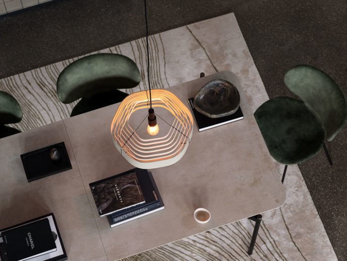 Flat-packed pendant lamp creates ripples in your room ambiance