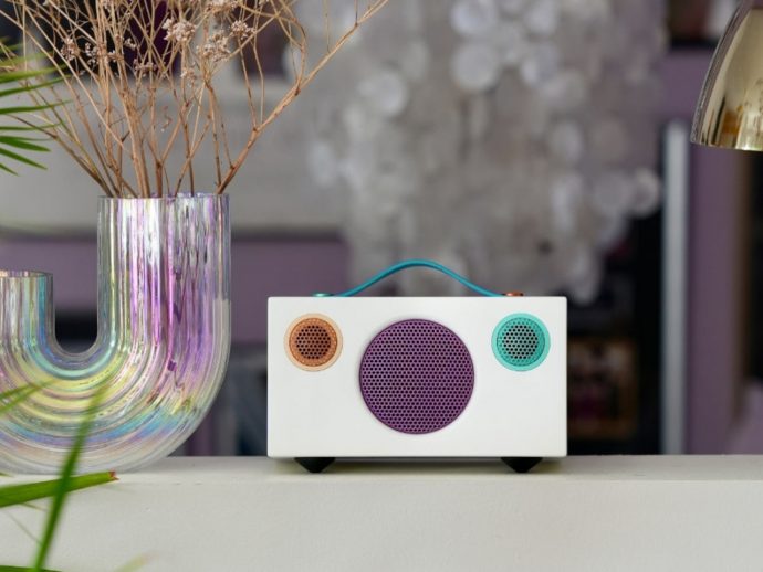 Artful speaker turns listening to music into a visual joy