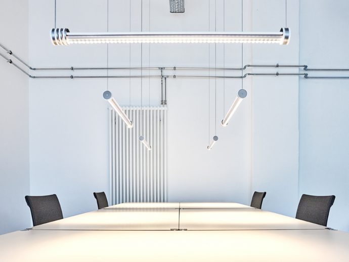 Pendant lamp lets you control amount and direction of light with a few twists