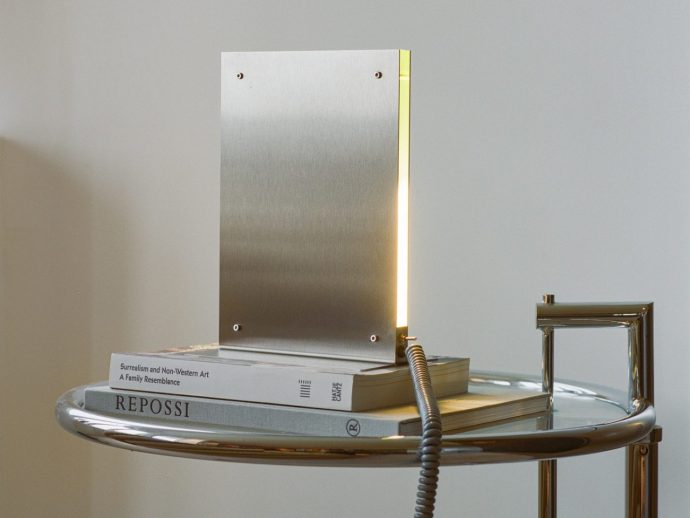 Flat Lamp gives you a minimalist and aesthetic light source