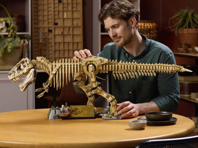 LEGO Dinosaur Fossils: Tyrannosaurus Rex is a highly configurable skeletal model of the carnivore
