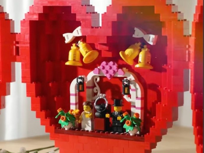 LEGO suggests how you can propose with special builds
