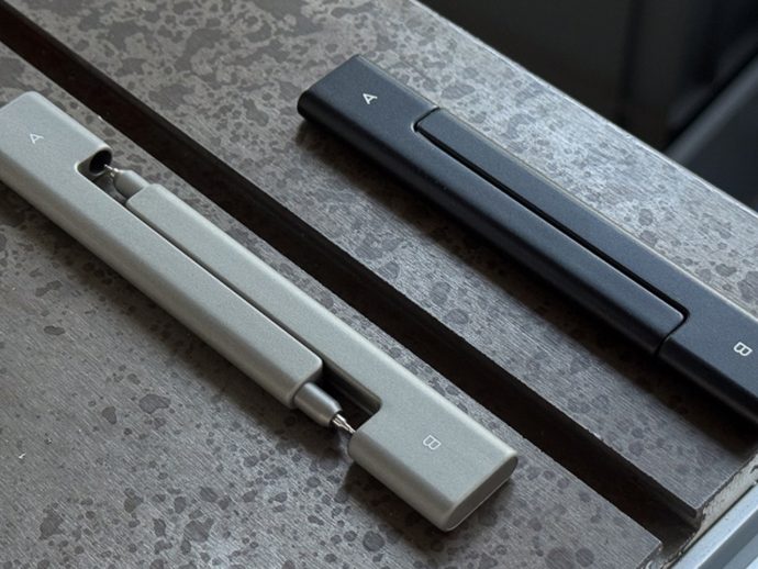 Magnetic 2-in-1 pen has different colors and styles as refills