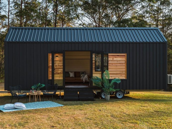 This Single-Storey Tiny Home Cleverly Expands To Create Some Extra Living Space